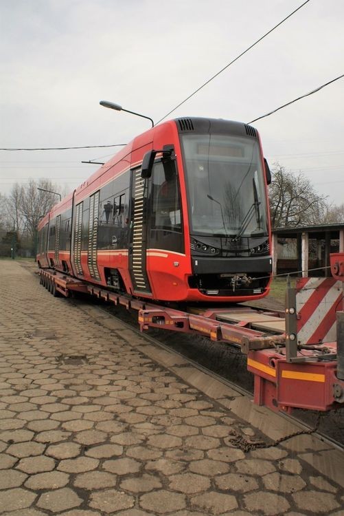 Katowice: do zajezdni dotarł ostatni nowy tramwaj PESY. Zdjęcia z rozładunku, Tramwaje Śląskie