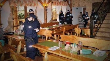 Mszana: policja i sanepid najechały restaurację podczas przyjęcia. „Ilość funkcjonariuszy szokująca”