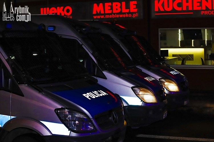 Policja ruszyła pałkami, gazem i bronią hukową. W Rybniku rozegrała się bitwa o nocny klub, Daniel Wojaczek