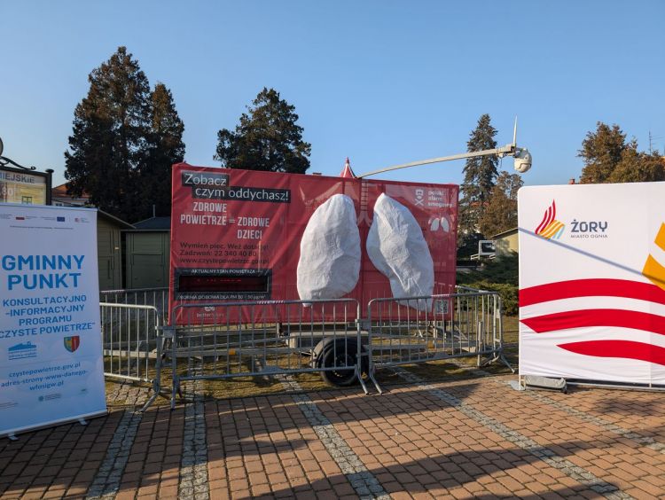 Smogowe płuca Polskiego Alarmu Smogowego stanęły na żorskim rynku, kb