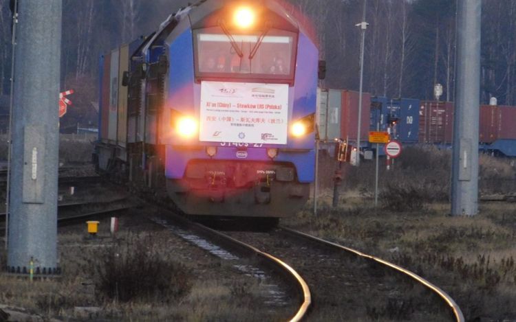 50 kontenerów, kilometr długości – do Sławkowa zmierza rekordowy pociąg z Chin, Euroterminal Sławków