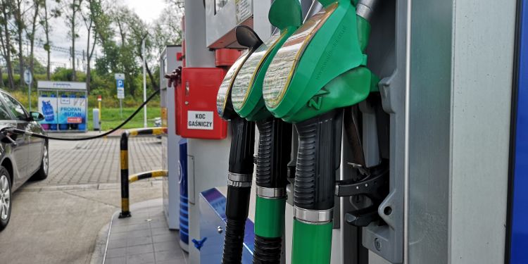 Opłata paliwowa idzie w górę. Zapłacimy więcej za benzynę, olej czy gaz?, Tomasz Raudner