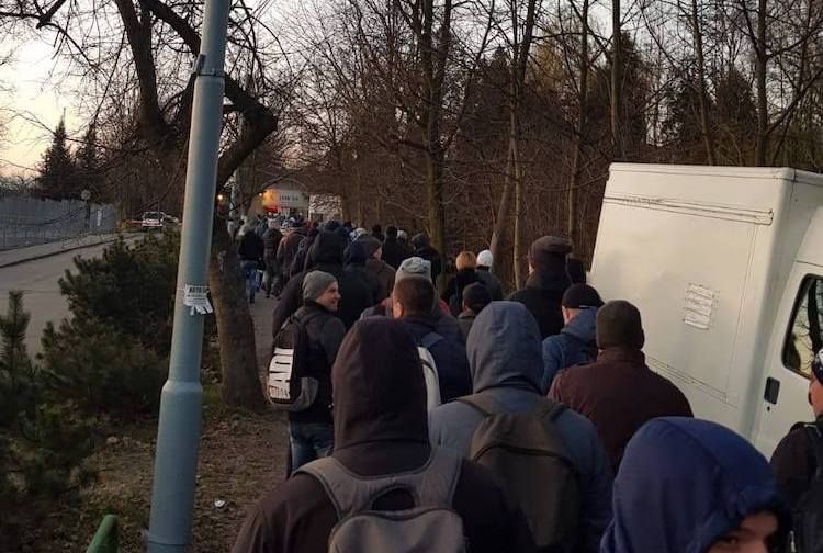 JSW: górnicy stłoczeni czekali na wejście do kopalni. Co to ma wspólnego z walką z epidemią?, zdjęcie czytelnika portalu tuJastrzębie.pl