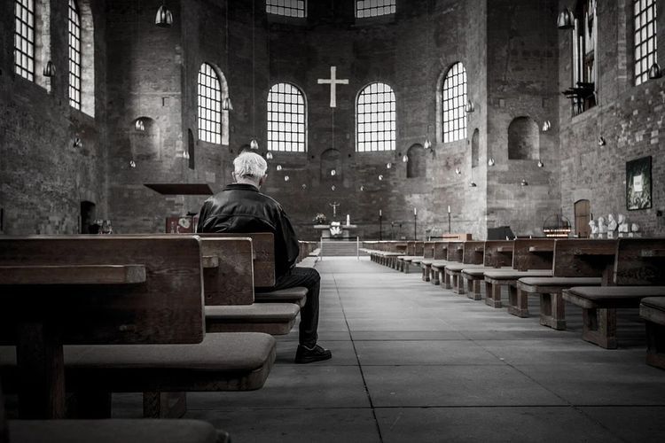 Polacy nie chcą zamykania hoteli, galerii. W sprawie kościoła są podzieleni – najnowszy sondaż BioStat®, pixabay