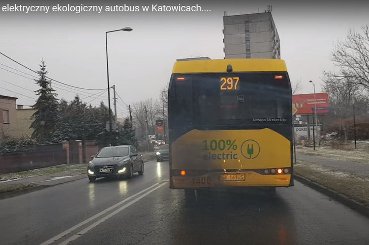 Autobus elektryczny kopcił jak diesel w Katowicach. PKM: spokojnie, to nic dziwnego, YouTube, Adam Kurdybelski