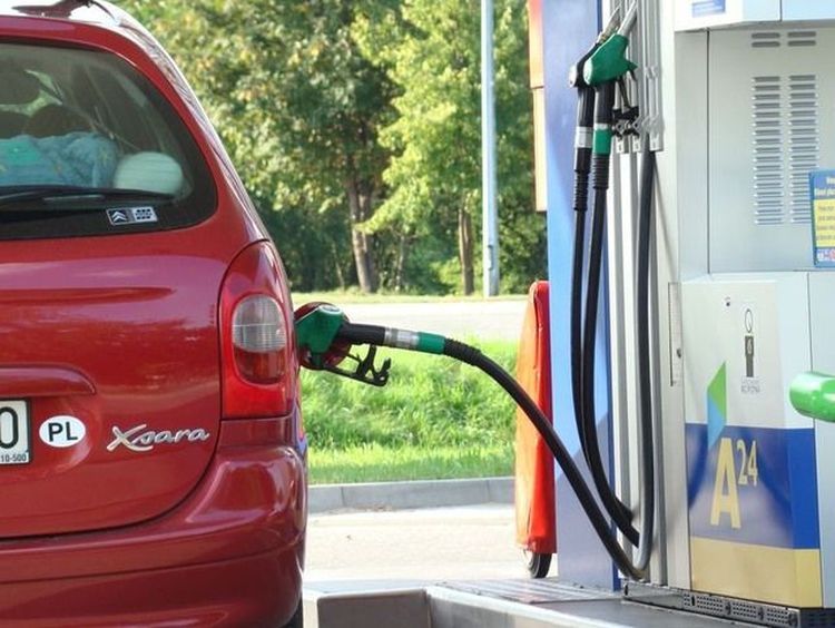 Tarcza antyinflacyjna 2.0: Niższy VAT na paliwo. Cena spadnie do ok. 5 zł, 