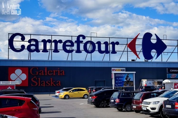 Carrefour opuści Polskę? Media branżowe: znalazł się nabywca, bf