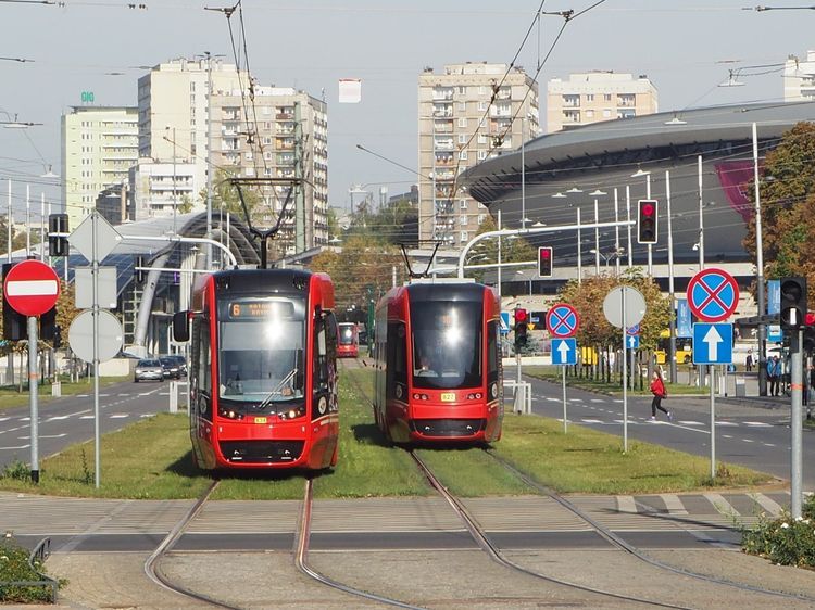 Luksus w tramwajach na Śląsku. Wagony 2012N teraz z klimatyzacją także dla podróżnych, 