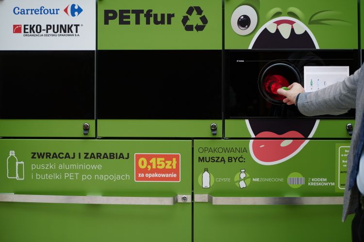Carrefour zapłaci za plastik i puszki - w 10 sklepach w woj. śląskim stanęły butelkomaty, materiały prasowe