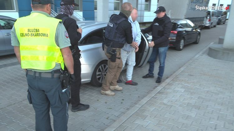 Porzucali groźne odpady w wynajętych halach. Mafia śmieciowa rozbita (foto, wideo), Śląska Policja