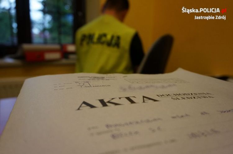 Fikcyjny obrót drewnem, lewe faktury. 45-latek zatrzymany za oszustwa podatkowe, Śląska Policja