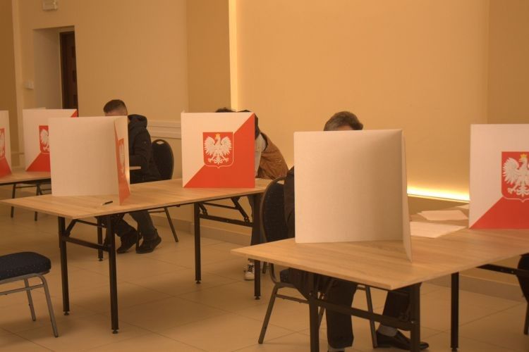 Wybory parlamentarne 2023: Polacy ruszyli do urn! Śląskie idzie na rekord, 