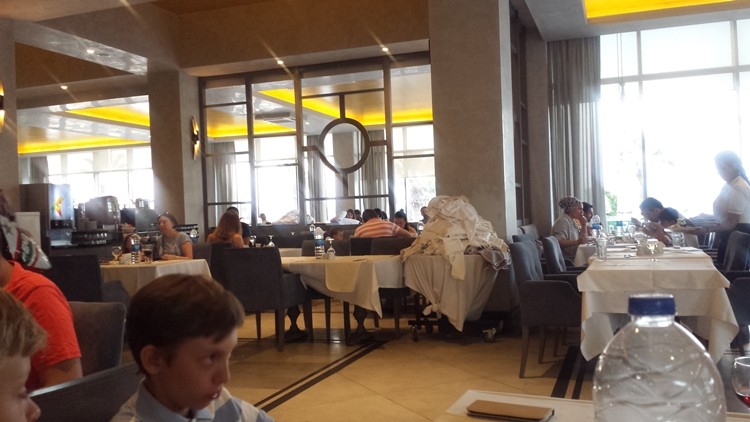 Brud, koty na stołach, zepsute jedzenie. Dramat turystów w tureckim hotelu, Oliwer Palarz