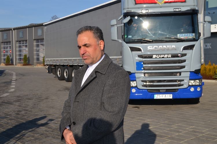 Irański kierowca właśnie odebrał swoją ciężarówkę w Radlinie. Pomogło wielu ludzi i firma transportowa ze Śląska, Jakub Prokop