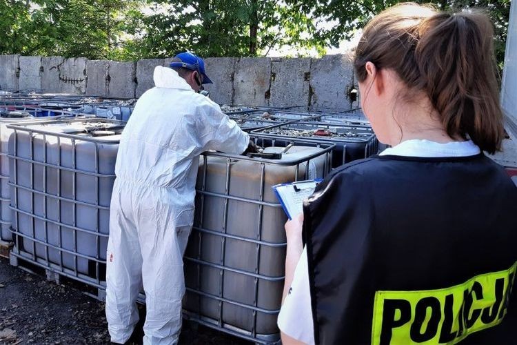 Mikołów: 115 tys. litrów trujących odpadów. Rodzinny biznes rozbiła policja, Policja w Mikołowie