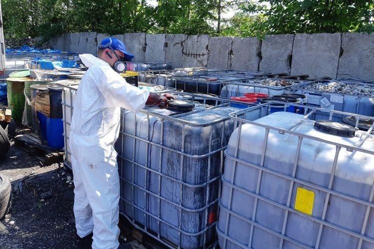Mikołów: 115 tys. litrów trujących odpadów. Rodzinny biznes rozbiła policja, Policja w Mikołowie
