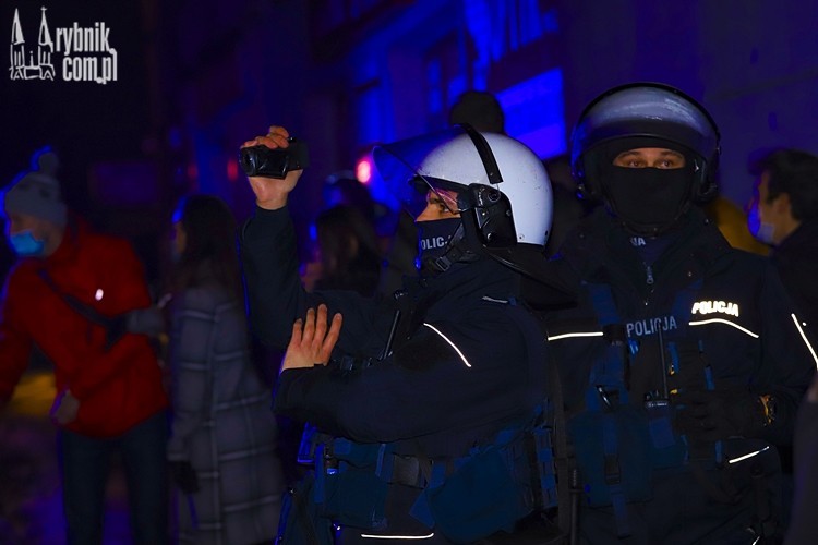 Rybnik: wojna o nocny klub. Policja ruszyła z pałkami, gazem i bronią hukową, Daniel Wojaczek
