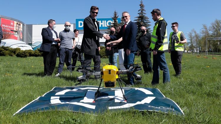 Dron pierwszy raz w Polsce dostarczył przesyłkę klientowi. Hermesa zbudował Spartaqs z Katowic, Spartaqs Group katowice, dronoid hermes, dron przesyłka towaru