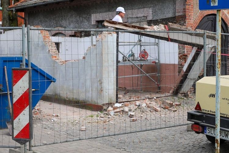 Lubliniec: burmistrz rozebrał miejski garaż. Firmy chciały zbyt dużo pieniędzy, UM w Lublińcu