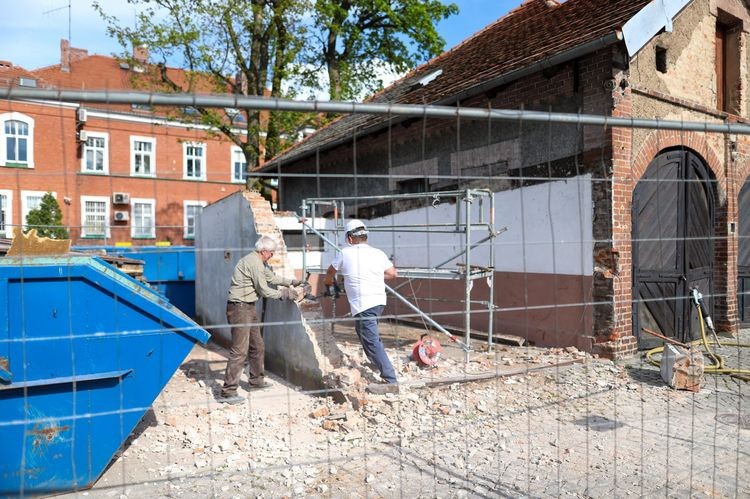 Lubliniec: burmistrz rozebrał miejski garaż. Firmy chciały zbyt dużo pieniędzy, UM w Lublińcu