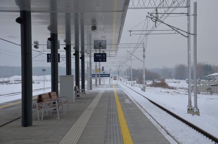 Dwa perony, w tle lotnisko. Tak wygląda nowa stacja Pyrzowice z lotu ptaka!, Materiały prasowe PKP PLK S.A.