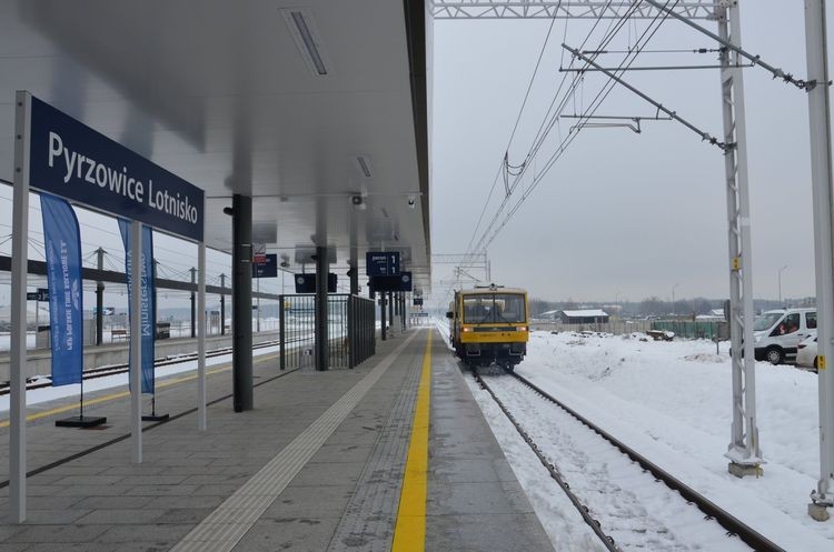 Dwa perony, w tle lotnisko. Tak wygląda nowa stacja Pyrzowice z lotu ptaka!, Materiały prasowe PKP PLK S.A.