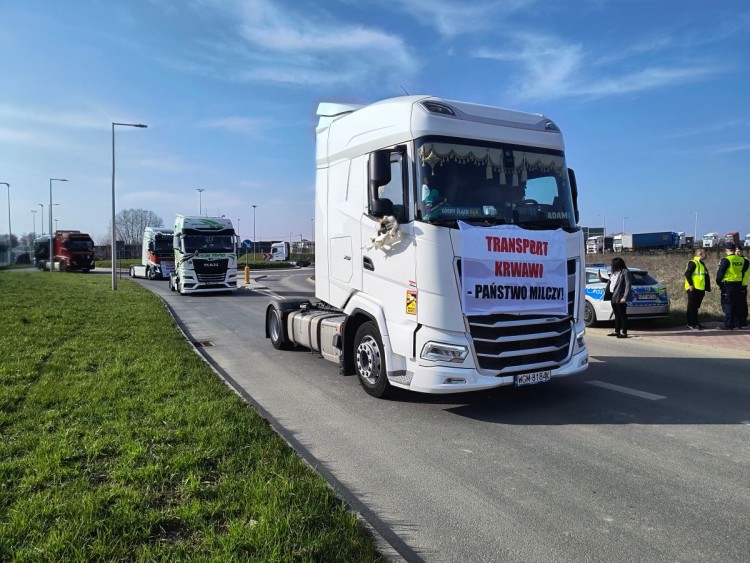 Protest transportowców. Dziesiątki tirów wyjechało na drogę w Śląskiem [FOTO, WIDEO], red