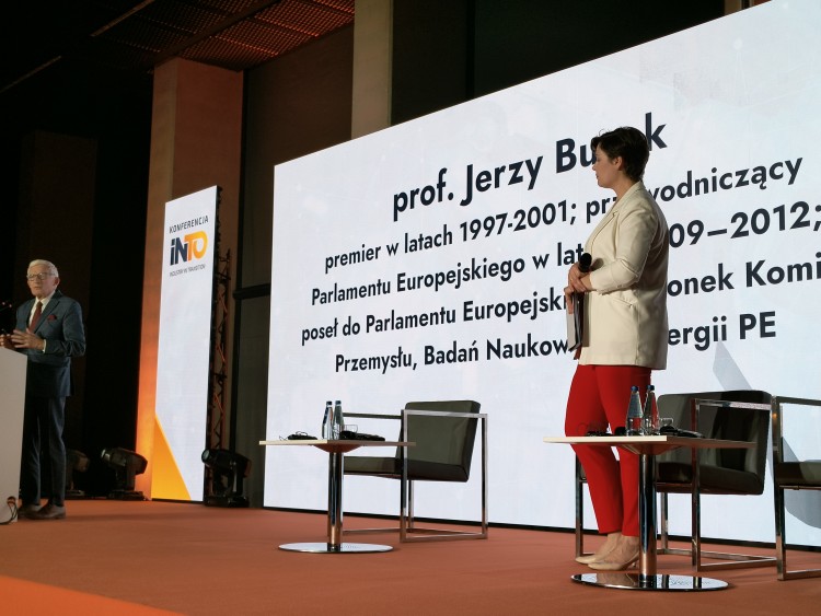 Min. Czarnecka i premier Buzek w Katowicach. 