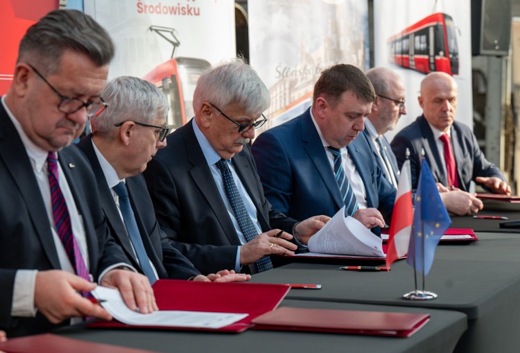 50 wagonów za 70 milionów złotych. Rekordowe zamówienie Tramwajów Śląskich, https://www.facebook.com/wojewodaslaski