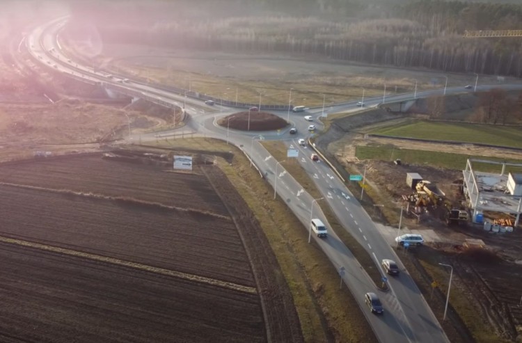 A1: Chaos komunikacyjny na węźle Żory/DW935 – czy istnieje skuteczne rozwiązanie? Zobaczcie ciekawe wideo youtubera, YouTube