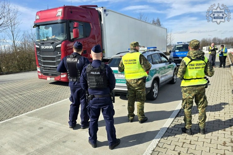 Pryszczyca na Węgrzech. Policjanci kontrolują granice, 