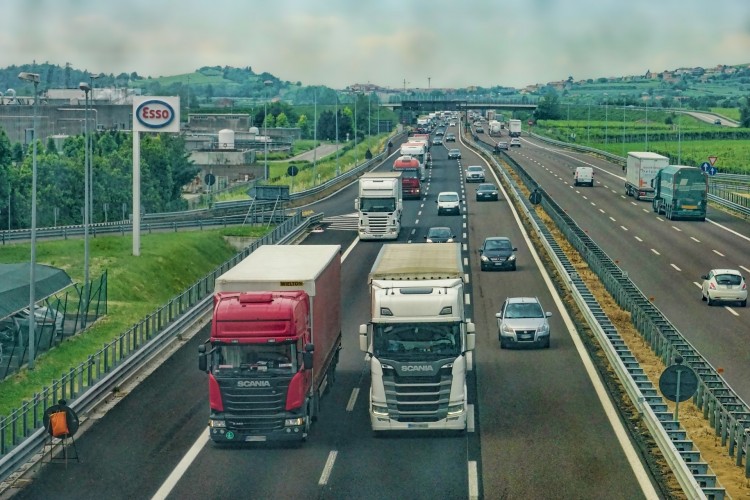 Brakuje kierowców ciężarówek, a płace przekroczyły 7 tys. Śląska branża transportowa czuje kryzys, 