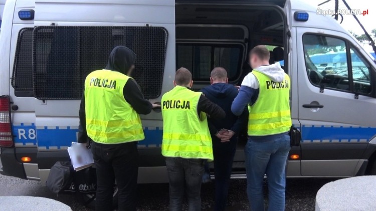 Przerażające ilości trujących odpadów składowanych w halach - policja zatrzymała kolejnych gangsterów, Policja Śląska