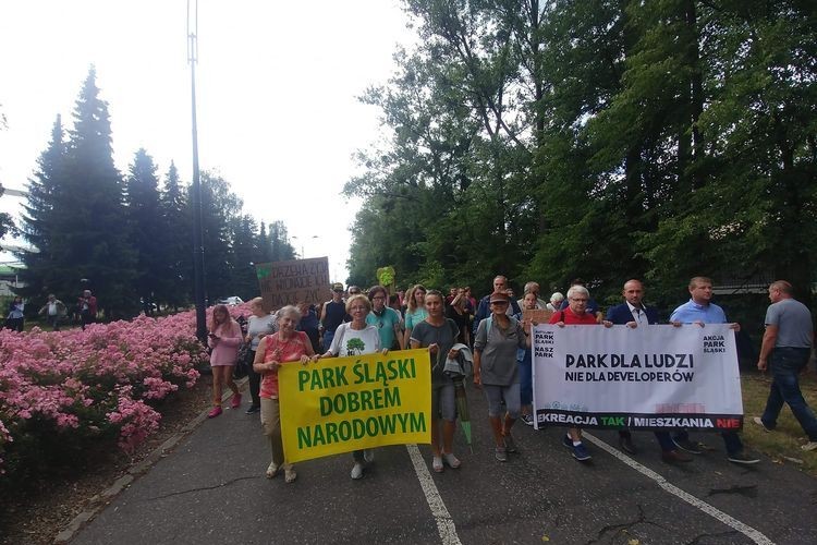 Parkiem Śląskim przeszedł Marsz Milczenia w proteście przeciw deweloperowi, Łukasz Rosicki