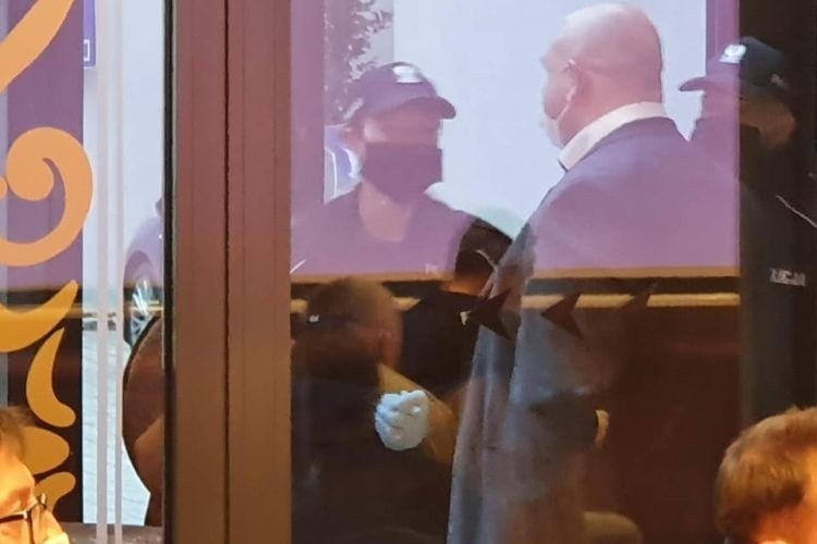 Policja urządziła nalot na spotkanie przedsiębiorców. Co działo się w hotelu w Rybniku?, Facebook