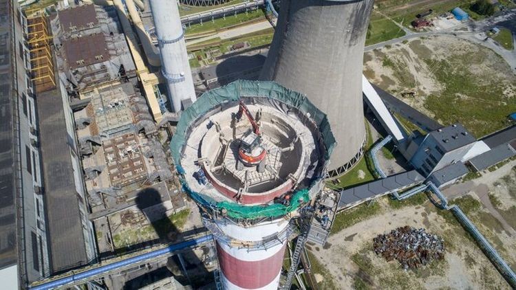 Znika 160-metrowy symbol węglowej elektrowni - zobacz wyburzanie komina, materiały prasowe