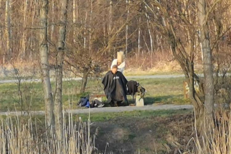 Częstochowa: fryzjerka obcinała w parku, Facebook