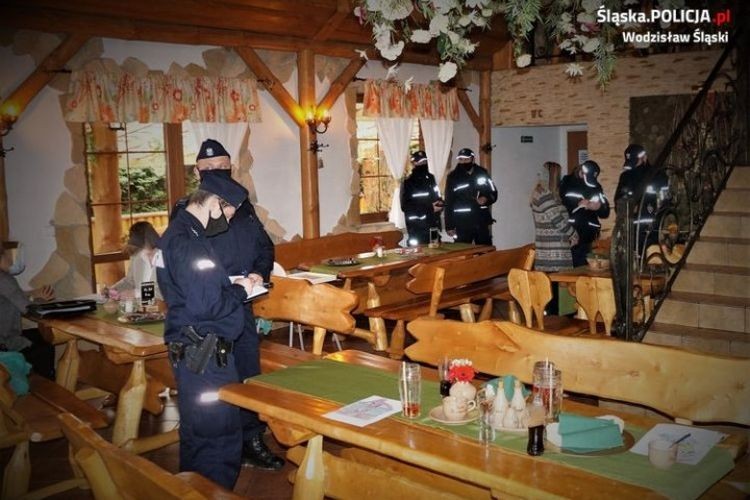 Mszana: policja i sanepid najechały restaurację podczas przyjęcia. „Ilość funkcjonariuszy szokująca”, Policja Śląska, Facebook