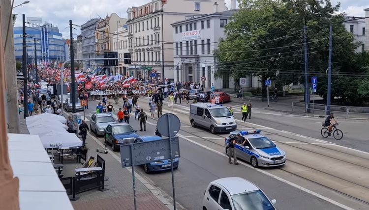 Chcemy leczenia, nie szczepienia – Śląski Marsz Wolności przemaszerował ulicami Katowic, Brylus, Youtube