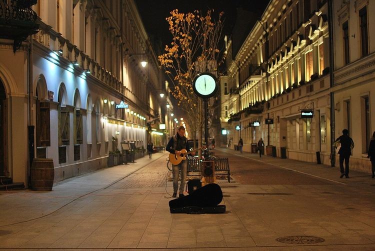 Ulica w centrum Bielska-Białej zmieni się w woonerf, Wikipedia