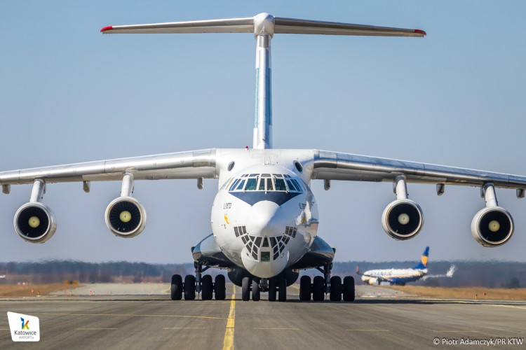 W Katowice Airport lądują niezwykłe statki powietrzne. Niosą pomoc Ukraińcom, Piotr Adamczyk