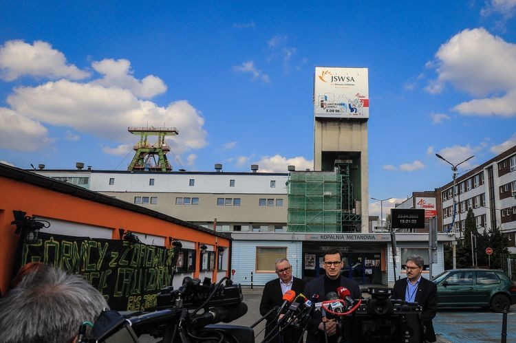 Premier Morawiecki pod KWK Zofiówka: jeszcze ponad 300m dzieli ratowników od górników, Dominik Gajda