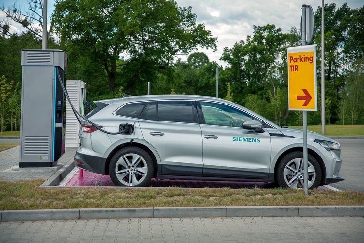 Siemens uruchomił przy A1 na Śląsku pierwszą stację ultraszybkiego ładowania w sieci publicznej, materiały prasowe