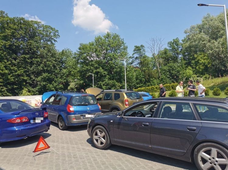 Zbiorowa „awaria” na stacji paliw w Bielsku-Białej. Kierowcy: auta padają na widok cen na pylonie, Radio Bielsko