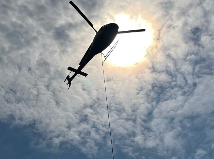 Zagadkowy helikopter z dziwną aparaturą lata nad miastami na Śląsku. Zobaczcie, o co chodzi, 