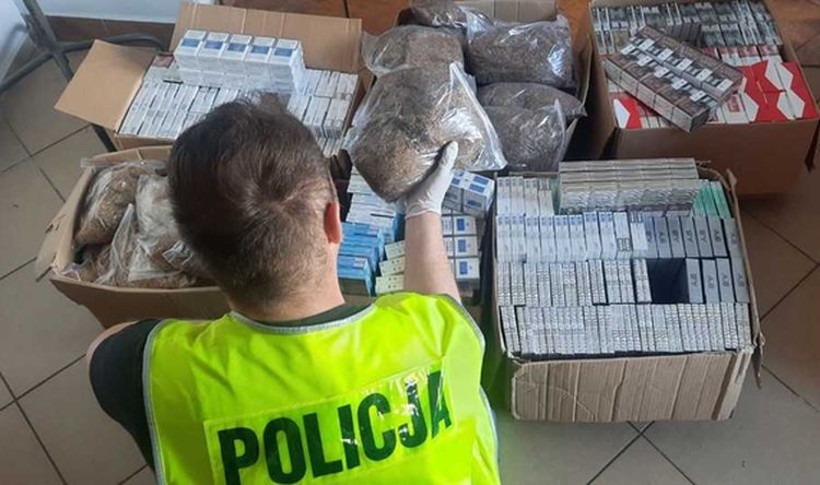Myszków. 30 kilo suszu, 36 tysięcy papierosów bez akcyzy. 49-latkowi grożą 3 lata więzienia, Policja Śląska