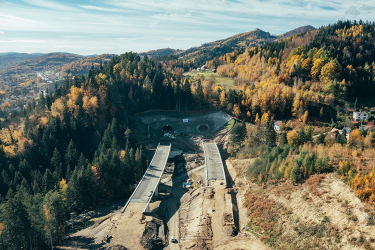 Budowa S1. Drogowcy przebili pierwszy tunel pod Baranią Górą. Foto, wideo, GDDKiA