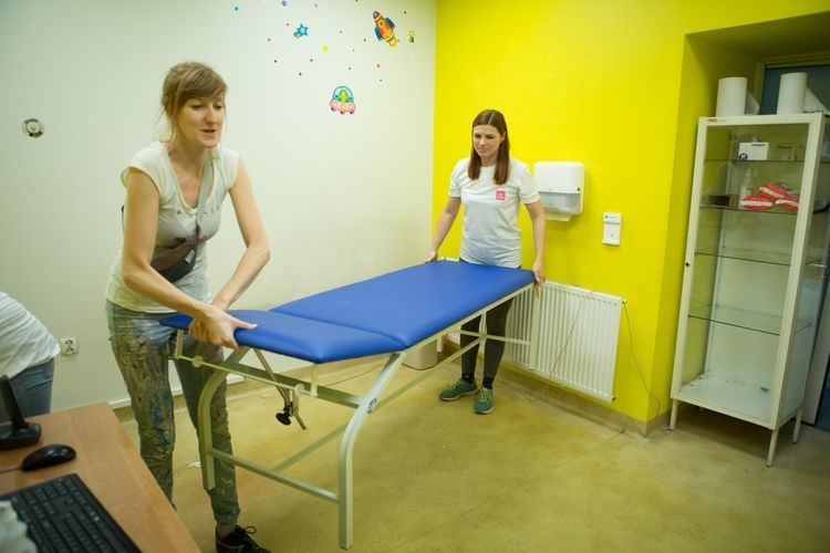 Wolontariusze Taurona malują szpitalne sale, UM Chorzowa
