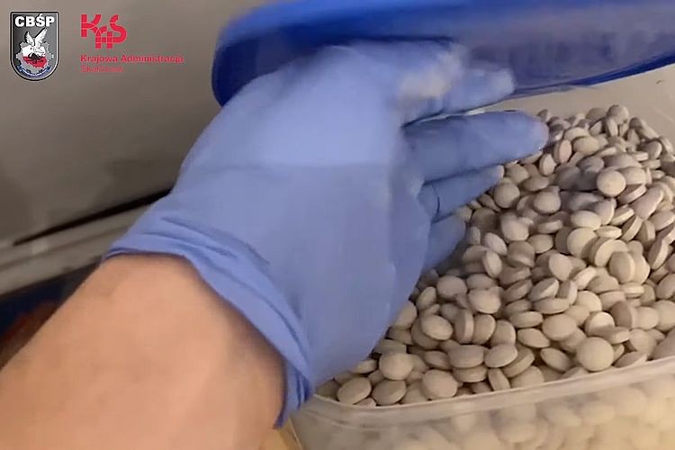 Produkowali nielegalne tabletki na potencję. Substancję czynną szmuglowano z Chin (wideo), CBŚP, KAS