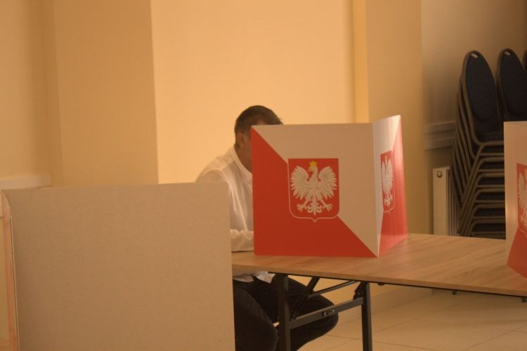 Wybory parlamentarne 2023: Polacy ruszyli do urn! Śląskie idzie na rekord, 